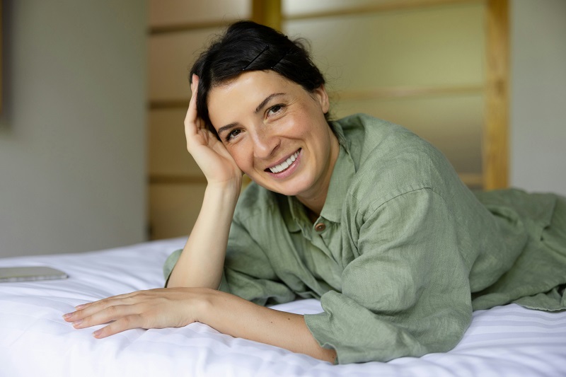 You are currently viewing Femmes ménopausées : solutions contre ronflements et apnée du sommeil !