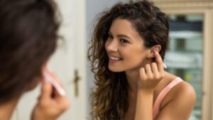 Lire la suite à propos de l’article L’hygiène et le nettoyage des oreilles : conseils pratiques pour éviter les bouchons de cérumen